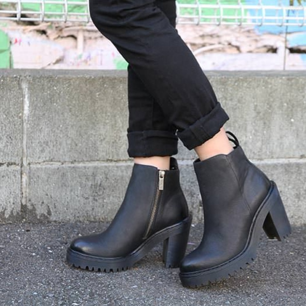 Dr Martens Magdalena Bootie/Black Polished Wyoming